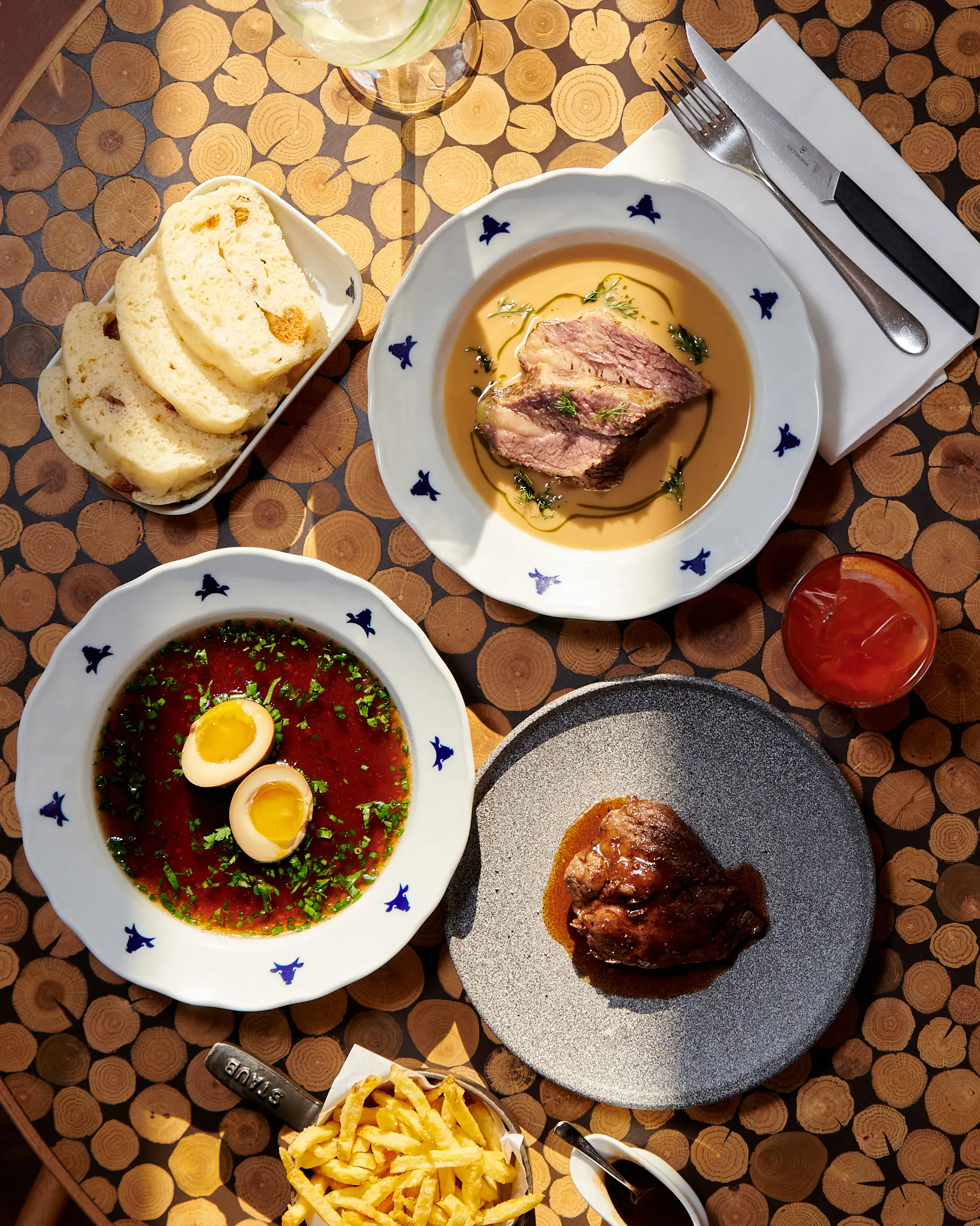 Nabídka restaurace Čestr – hovězí maso, omáčky, polévka a přílohy.