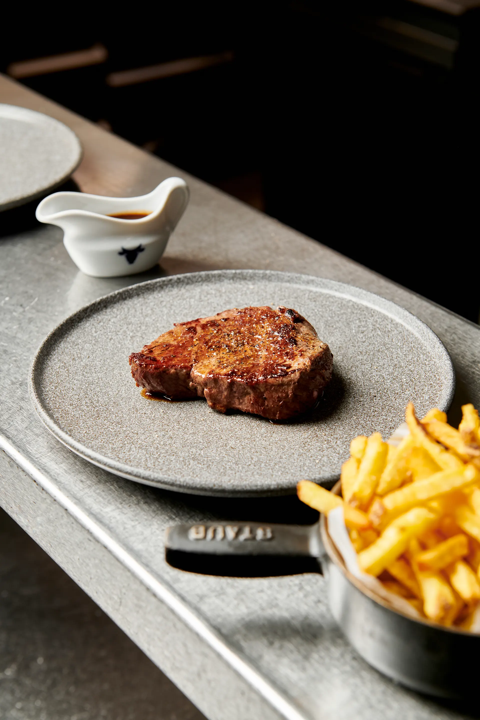 Hovězí steak z restaurace Čestr s hranolky a omáčkou.